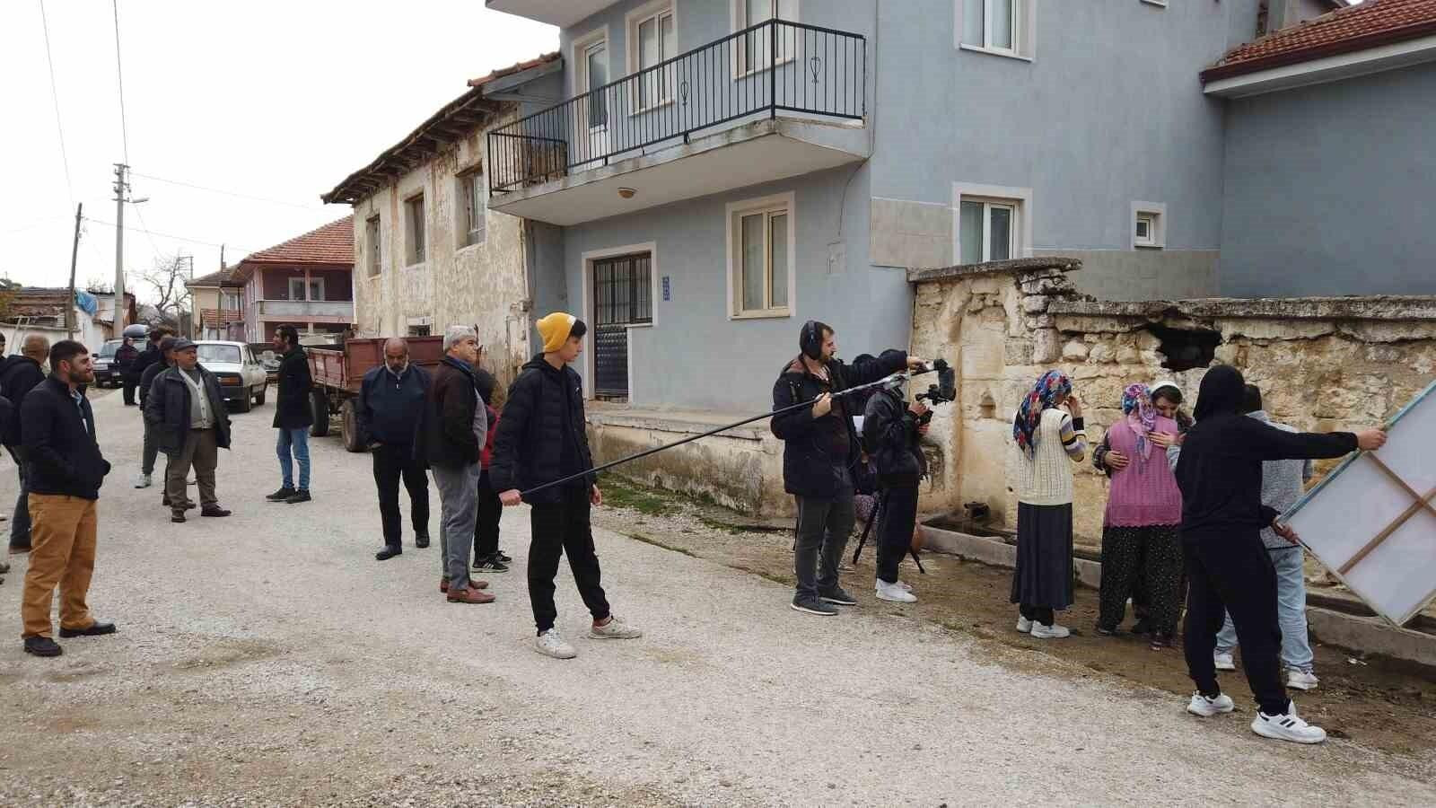 Denizli’nin Çivril İlçesinde Çekimleri Devam Eden ‘Denizli’nin Horozları’ Film Setinde Köylüler Profesyonel Oyunculara Taş Çıkarttı