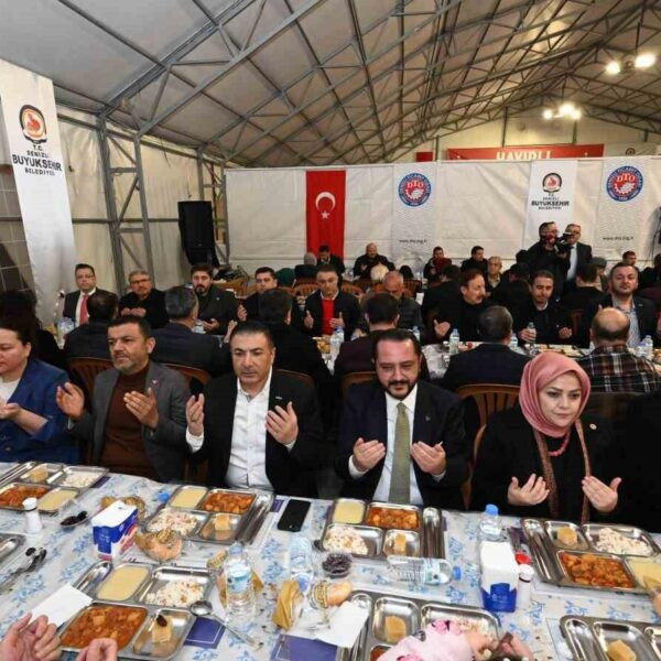 Denizli Ticaret Odası Başkanı Uğur Erdoğan, iftar sofrasında vatandaşlarla birlikte-1