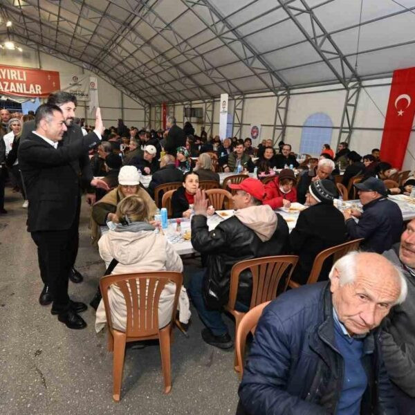 Denizli Ticaret Odası Başkanı Uğur Erdoğan, iftar sofrasında vatandaşlarla birlikte-3