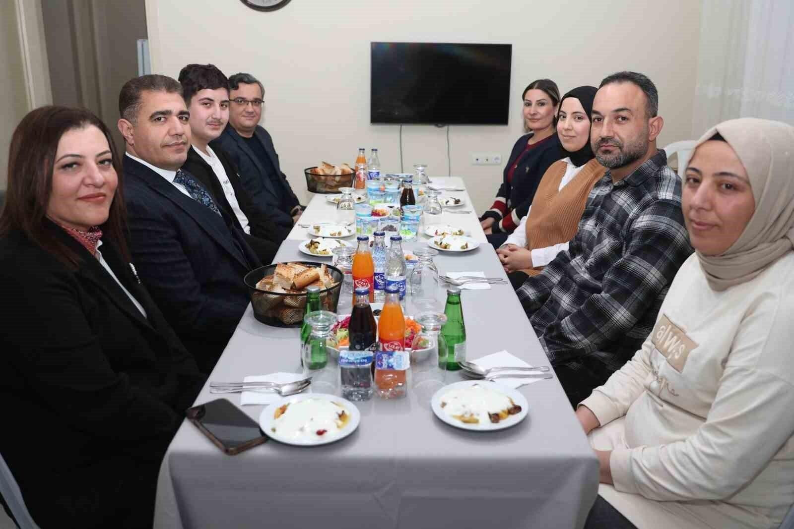 Depremzede aile ile birlikte iftar yaptılar