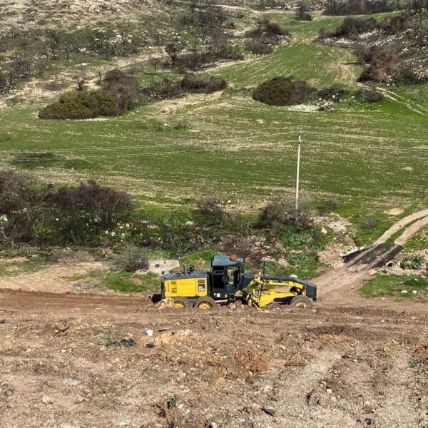 Didim Belediyesi'nin Hisar Mahallesi'nde zeytinlik ve tarım arazisi yollarını düzeltirken-2