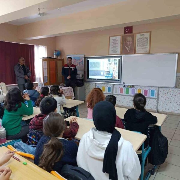 Didim İlçe Tarım ve Orman Müdürlüğü personeli öğrencilere gıda okuryazarlığı eğitimi veriyor.-1