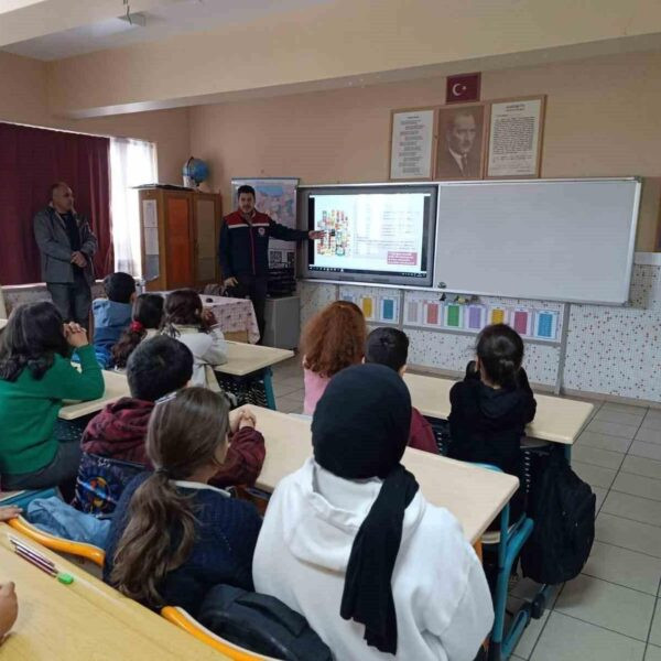 Didim İlçe Tarım ve Orman Müdürlüğü personeli öğrencilere gıda okuryazarlığı eğitimi veriyor.-3