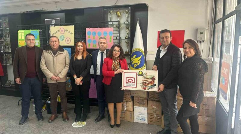 Doğru İnsanlar Derneği, Hatay'ın Defne İlçesindeki Selim Nevzat Şahin Anadolu Lisesi'ne 3 Bin Kitap Bağışladı 1