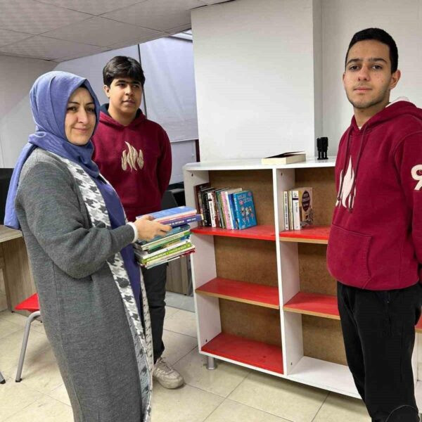 Doğru İnsanlar Derneği'nin kitap bağışını yaptığı Selim Nevzat Şahin Anadolu Lisesi-1