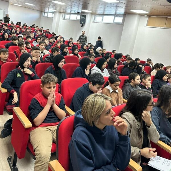 Düzce Üniversitesi öğrencileri Beyköy İmam Hatip Ortaokulu öğrencilerine geri dönüşüm ve sürdürülebilirlik konusunda bilgiler veriyor.-1