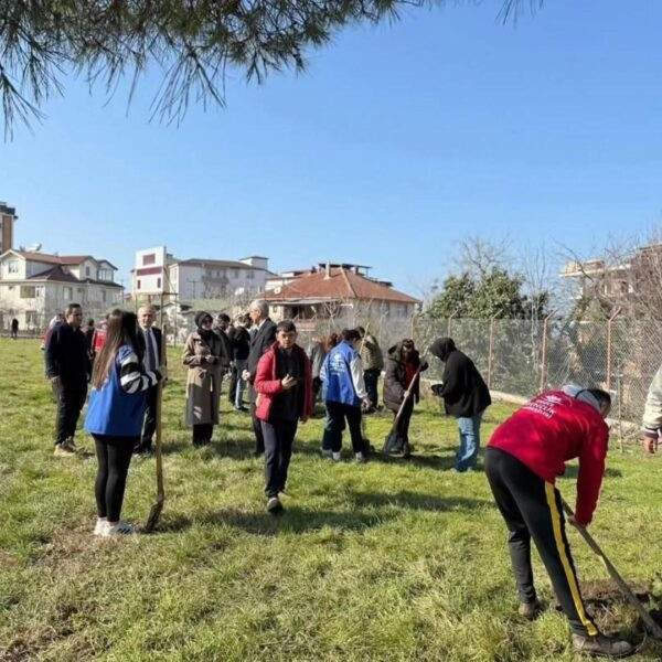 Düzce Üniversitesi öğrencileri şehitler için fidan dikimi gerçekleştiriyor.-1