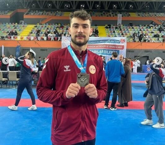 Düzce Üniversitesi Sporcuları Büyükler Türkiye Karate Şampiyonasında Üstün Performans Gösterdi