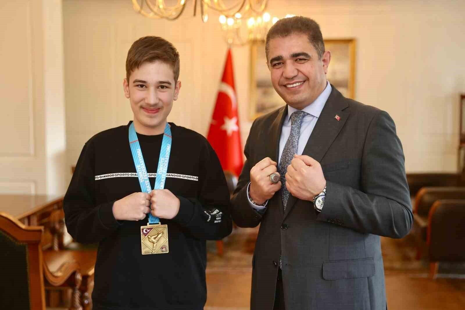 Düzce Valisi Selçuk Aslan, Karate Şampiyonu Yasin Tekneci’yi Kabullendi