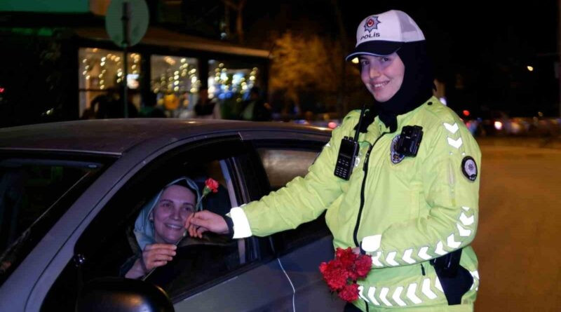 Edirne'de Trafik Denetiminde Kadın Sürücülere Karanfil 1