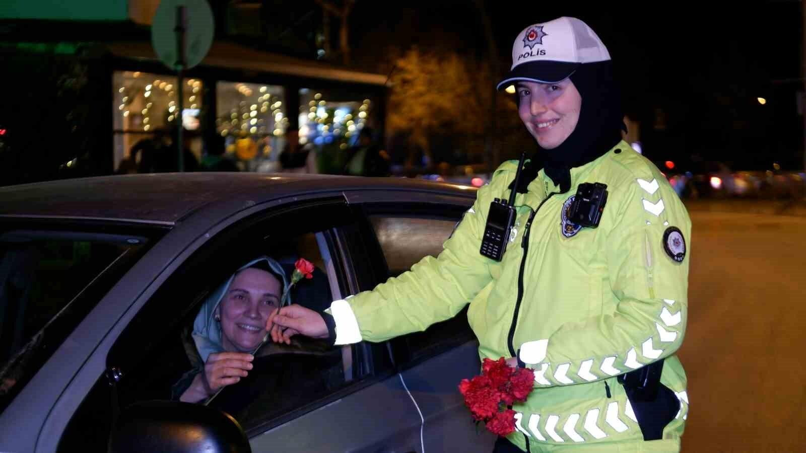 Edirne’de Trafik Denetiminde Kadın Sürücülere Karanfil