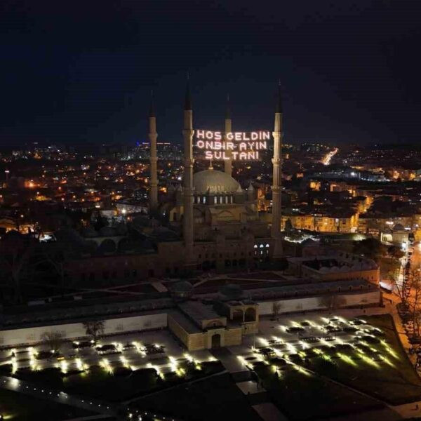 Edirne'deki Selimiye Camii minarelerine asılan Ramazan mahyası-1