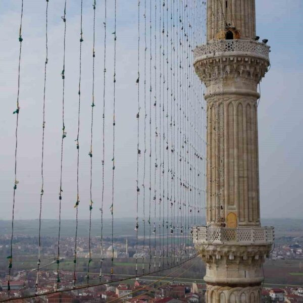 Edirne'deki Selimiye Camii minarelerine asılan Ramazan mahyası-11