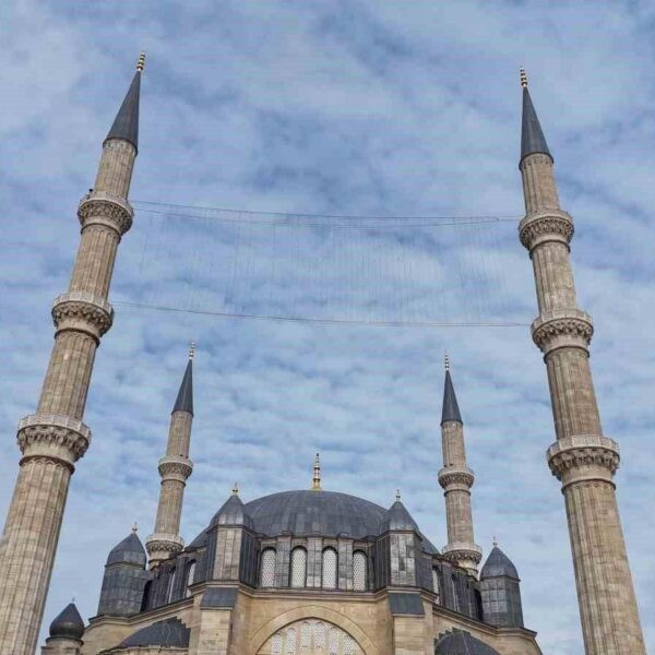 Edirne'deki Selimiye Camii minarelerine asılan Ramazan mahyası-5