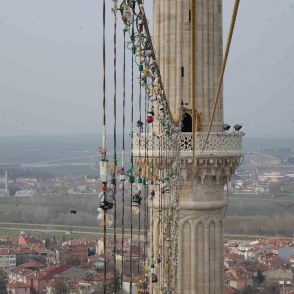 Edirne'deki Selimiye Camii minarelerine asılan Ramazan mahyası-7