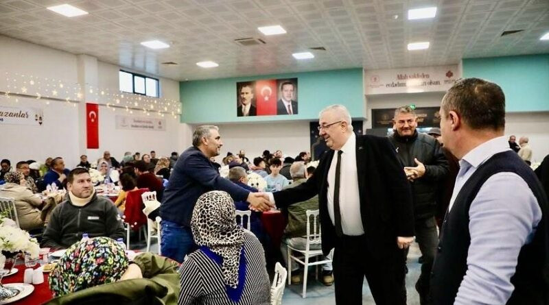 Edremit Belediye Başkanı Mehmet Ertaş ile Vatandaşlar Ramazan'da Bir Araya Geldi 1