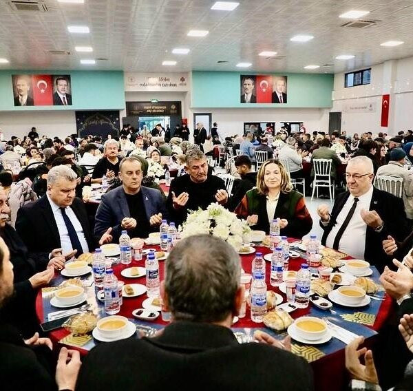 Edremit Belediye Başkanı Mehmet Ertaş'ın iftar programına katıldığı an-1