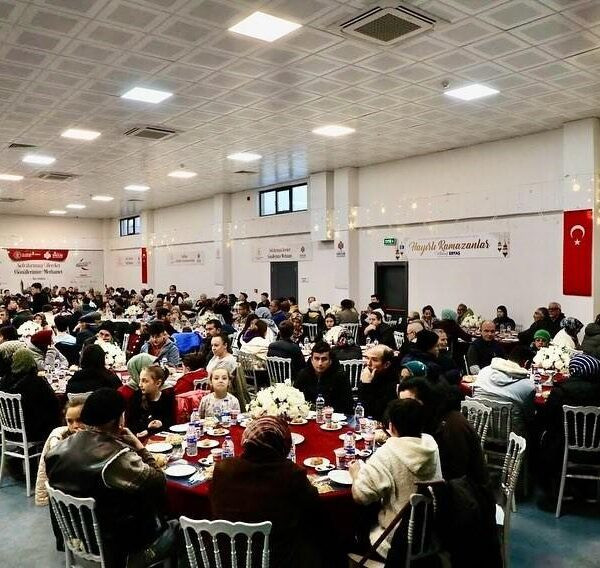 Edremit'te düzenlenen iftar programında vatandaşlar ile birlikte yemek yiyen belediye yetkilileri-2