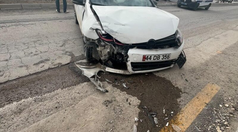 Elazığ'da Trafik Kazasında 2 Kişi Yaralandı 1