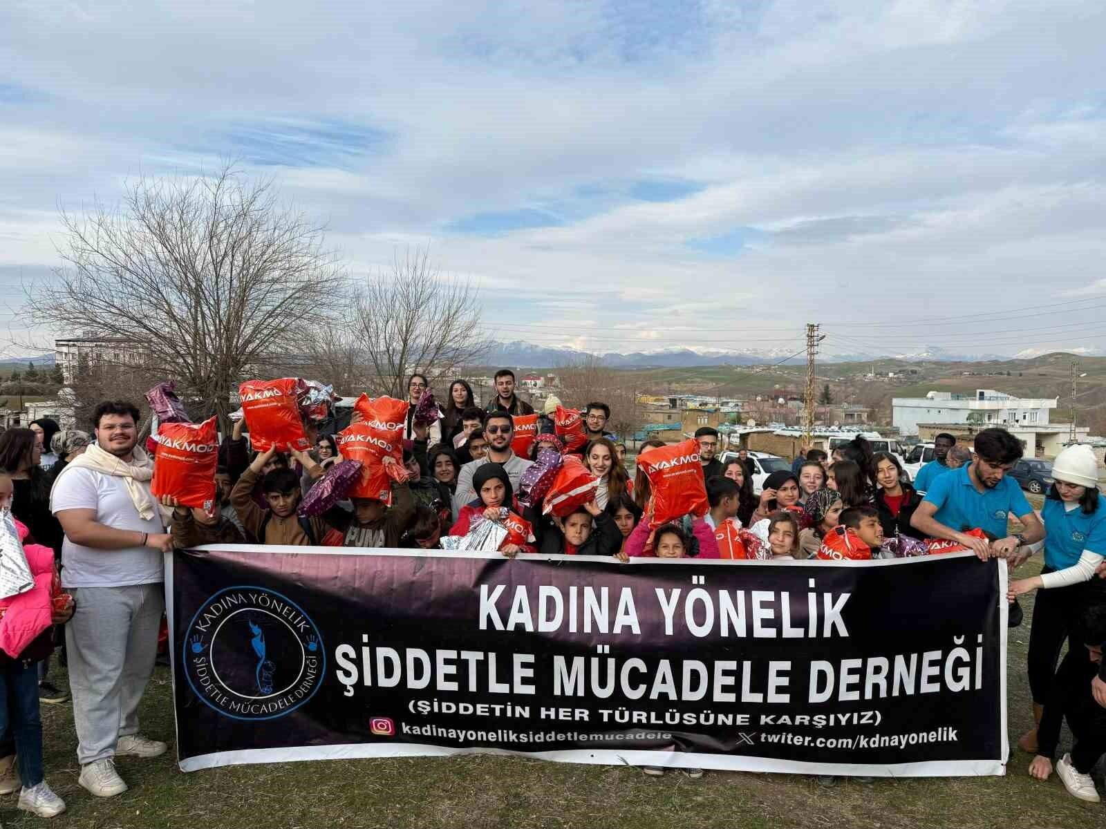 Elazığ’dan Batman’a Kardeşlik Köprüsü: Kadına Yönelik Şiddetle Mücadele Derneği Kozluk’taki Çocuklara Unutulmaz Bir Gün Yaşattı