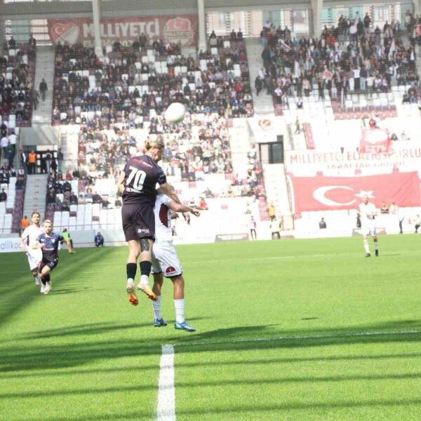 Elazığspor futbolcularının Erbaaspor'u yenerek sevinç yaşadığı an-3