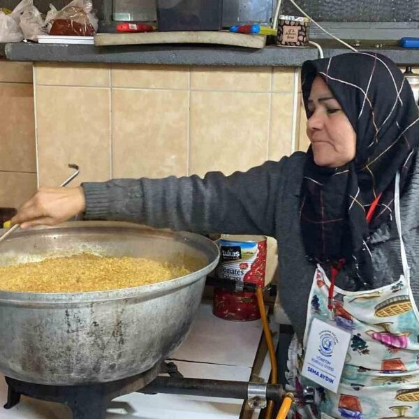 Emekli öğretmen Sema Aydın'ın aş evi içinde yemek yapması-1