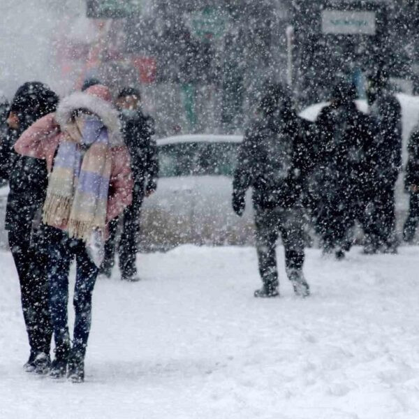 Erzincan'da kar temizliği yapan vatandaşlar