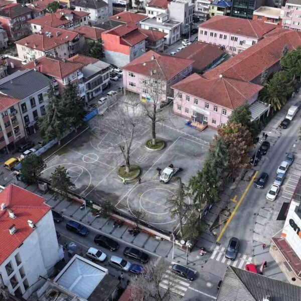 Eski Atatürk İlkokulu bahçesinde otopark-1