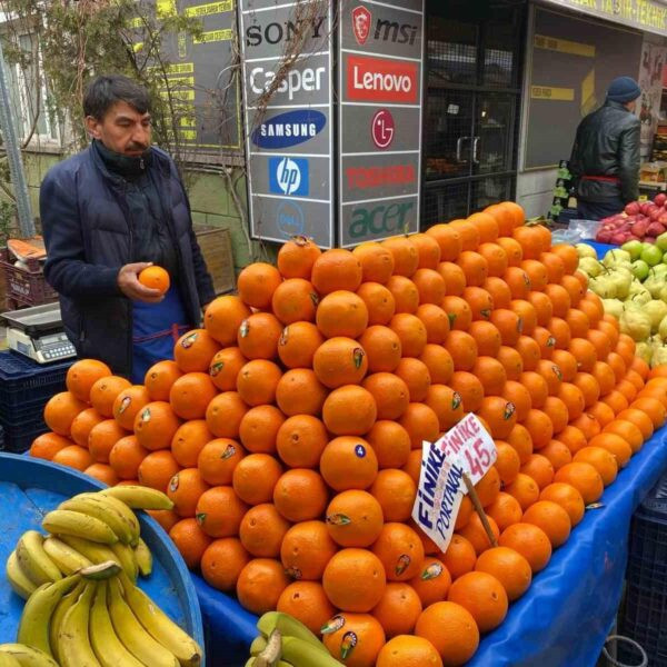 Eskişehir Yenibağlar pazarındaki meyve ve sebze standı-3