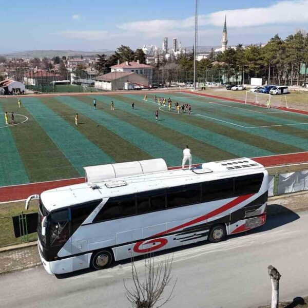 Eskişehirspor Teknik Direktörü Pınar Konca takım otobüsü üstüne çıkarak taktik veriyor.-1