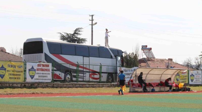 Eskişehirspor Teknik Direktörü Pınar Konca Taktik Vermek İçin Otobüs Üstüne Çıktı 1