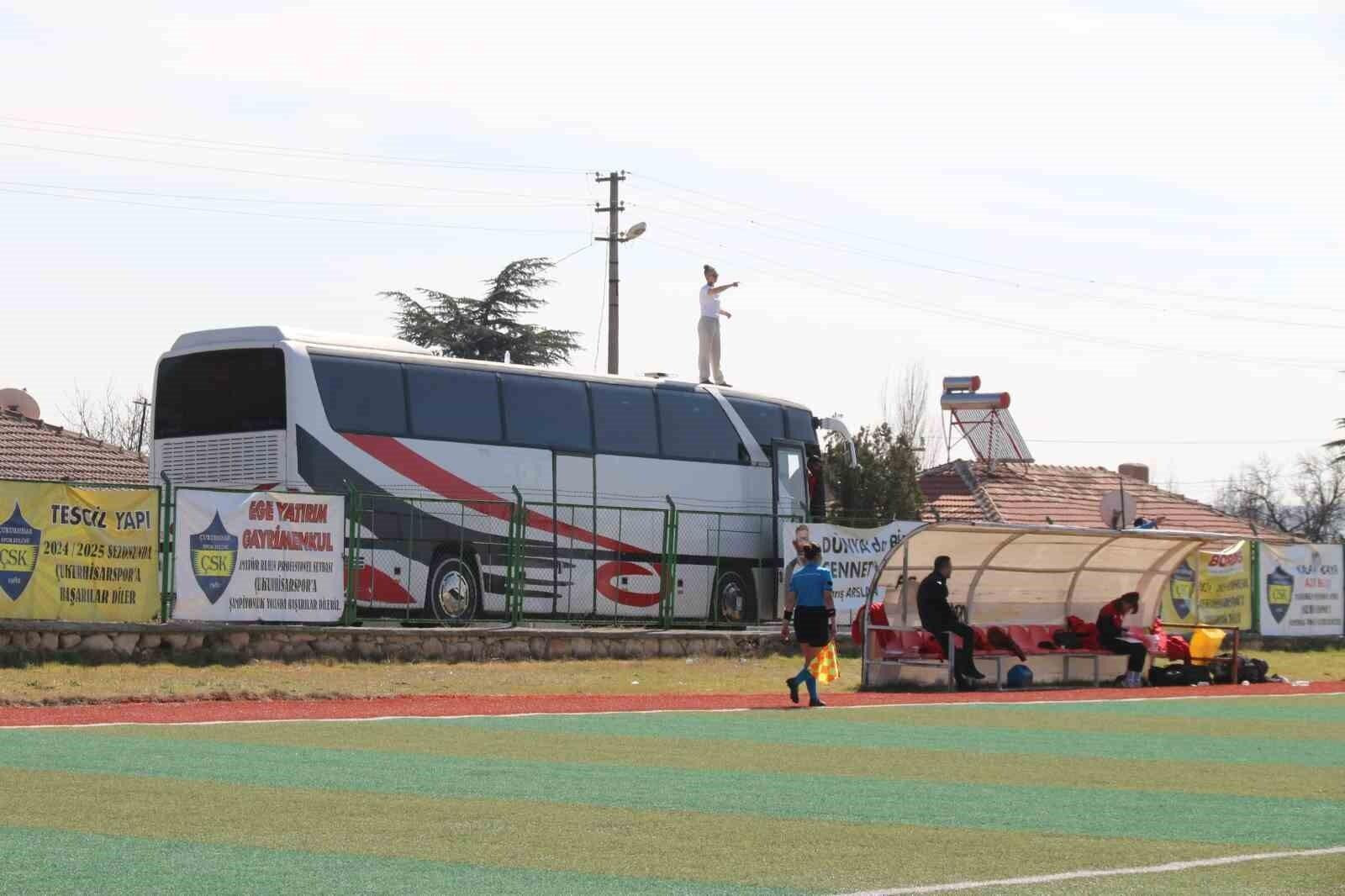 Eskişehirspor Teknik Direktörü Pınar Konca Taktik Vermek İçin Otobüs Üstüne Çıktı