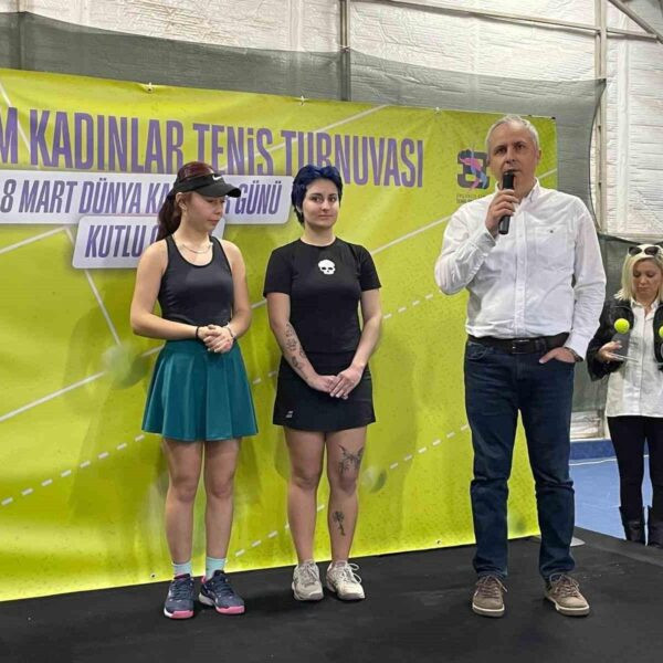 Espark AVM'de düzenlenen tenis turnuvasında dereceye giren sporcular ödüllerini alırken-1