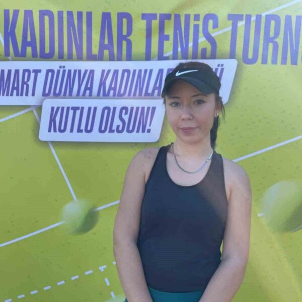 Espark AVM'de düzenlenen tenis turnuvasında dereceye giren sporcular ödüllerini alırken-3