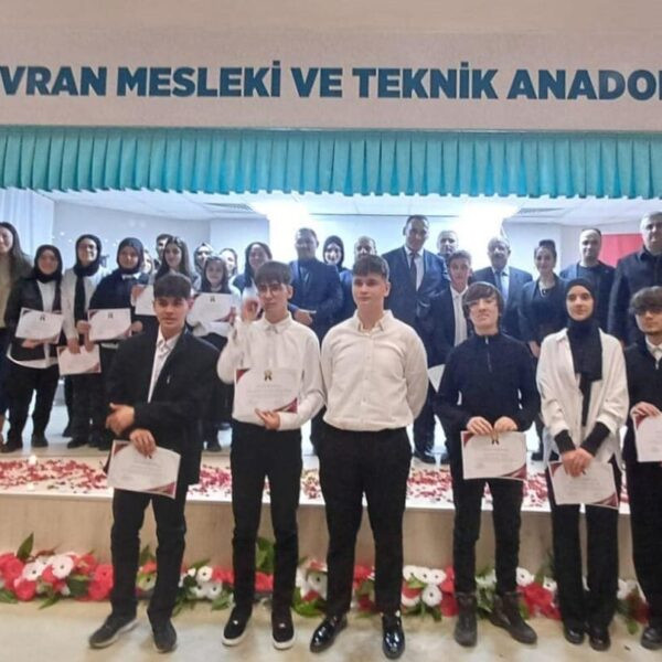 Farklı enstrümanlarla müzik eşliğinde performans sergileyen öğrenciler