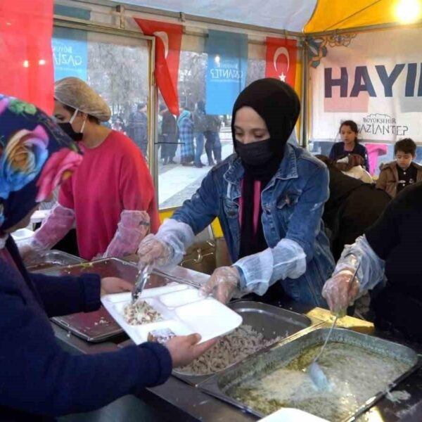 Gaziantep'te kurulan iftar çadırında vatandaşlar iftarlarını açıyor.-3