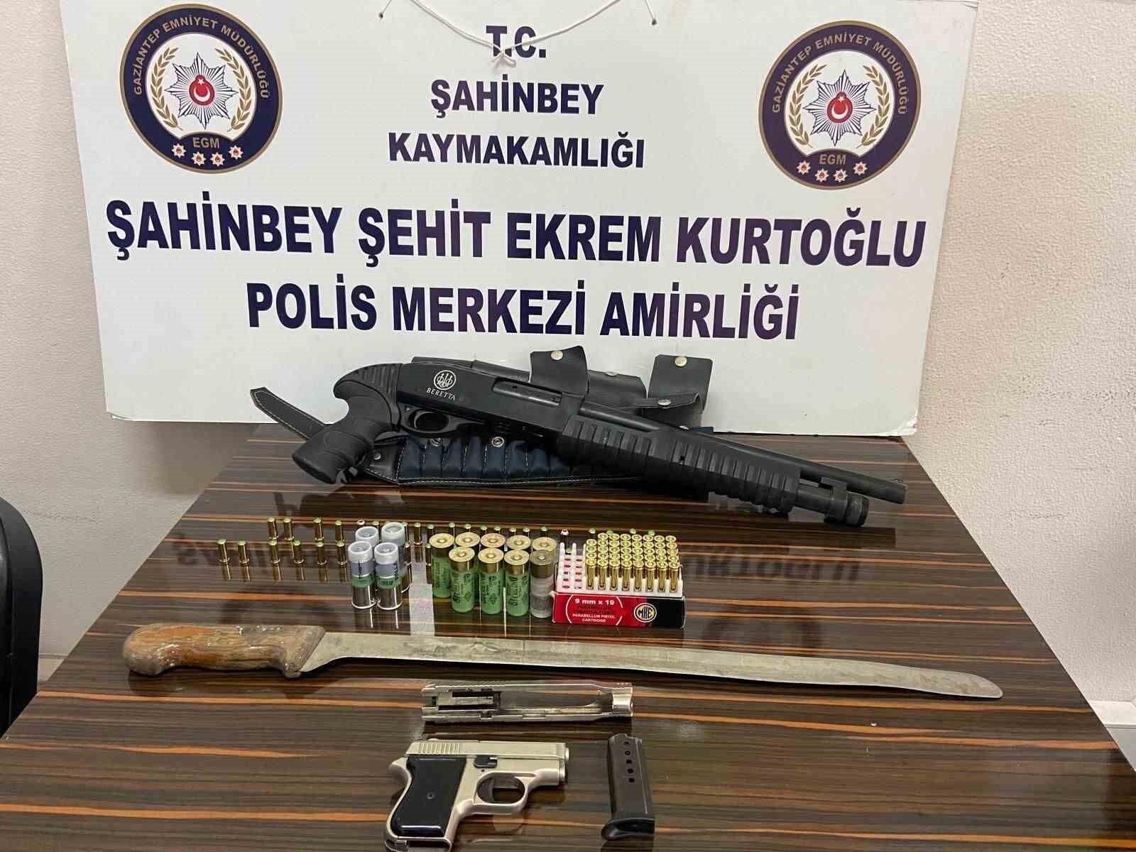 Gaziantep’te Polis Operasyonunda 5 Ruhsatsız Silah Ele Geçirildi, 2 Şüpheli Gözaltına Alındı