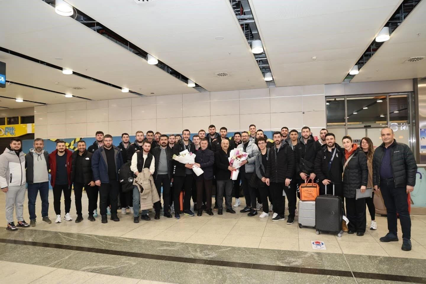 Gebze Belediye Başkanı Zinnur Büyükgöz, Şampiyon Voleybol Takımını Havalimanında Karşıladı