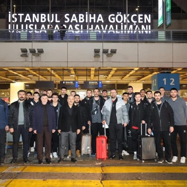 Gebze Belediye Başkanı Zinnur Büyükgöz, voleybol takımını havalimanında karşılar.-1