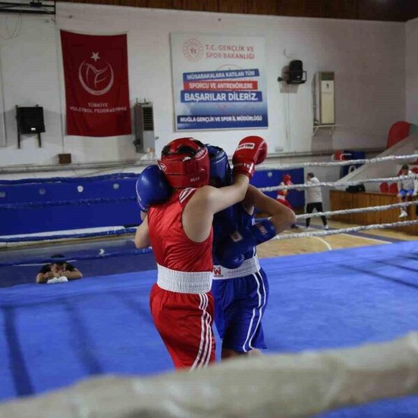 Genç boksörlerin heyecanlı mücadelesi-1