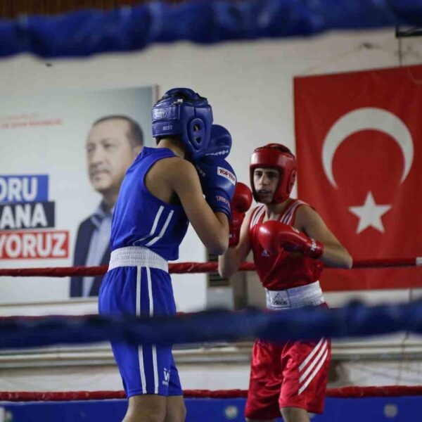 Genç boksörlerin heyecanlı mücadelesi-5