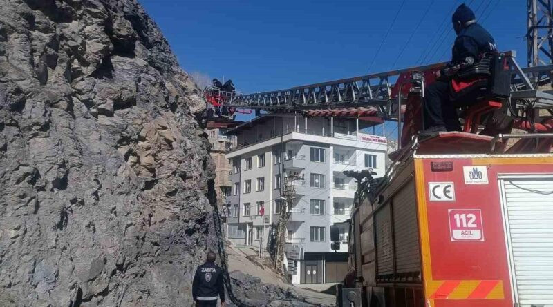 Hakkari'de Taş Düşmesi: Itfaiye ve Zabıta Ekipleri Harekete Geçti 1