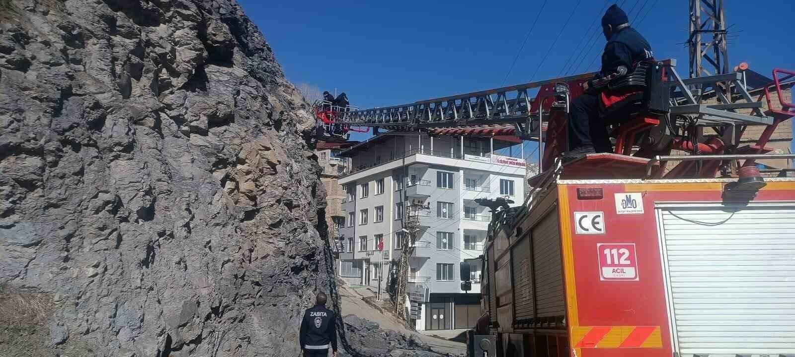 Hakkari’de Taş Düşmesi: Itfaiye ve Zabıta Ekipleri Harekete Geçti