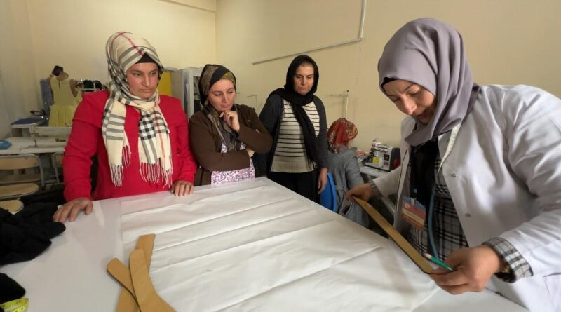 Hakkari Yüksekova'da ADEM Kursiyerleri Geri Dönüşümle Elbiseler Üretiyor 1