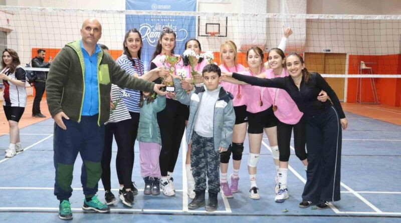 Hakkari’de Evinin Sultanları Voleybol Turnuvası Sonuçlandı 1