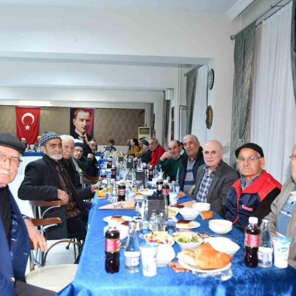 Huzurevi sakinleri iftar yemeğinde-4