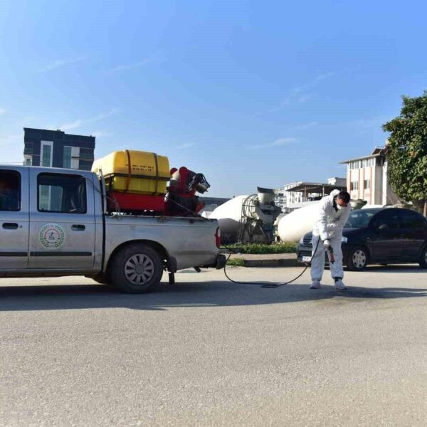 İncirliova Belediyesi ekipleri haşere ilaçlaması gerçekleştiriyor.-1