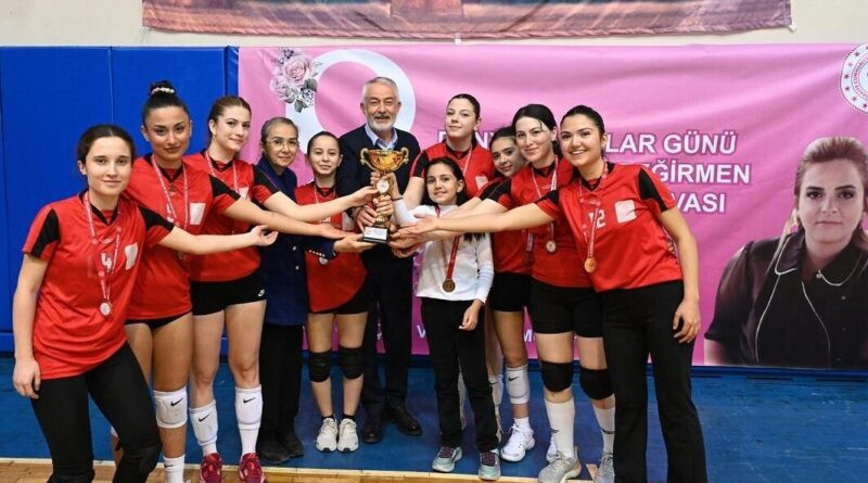 Isparta'da Mürüvvet Başdeğirmen Voleybol Turnuvası Parla Takımı Şampiyonlukla Sonlandı 1