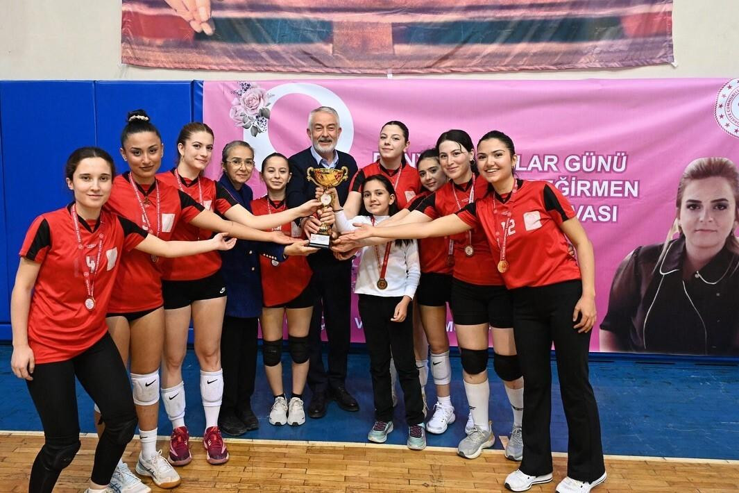 Isparta’da Mürüvvet Başdeğirmen Voleybol Turnuvası Parla Takımı Şampiyonlukla Sonlandı