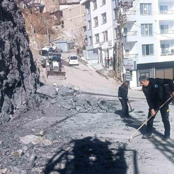 Itfaiye ekiplerinin kayalıktan taşları indirdiği an-2